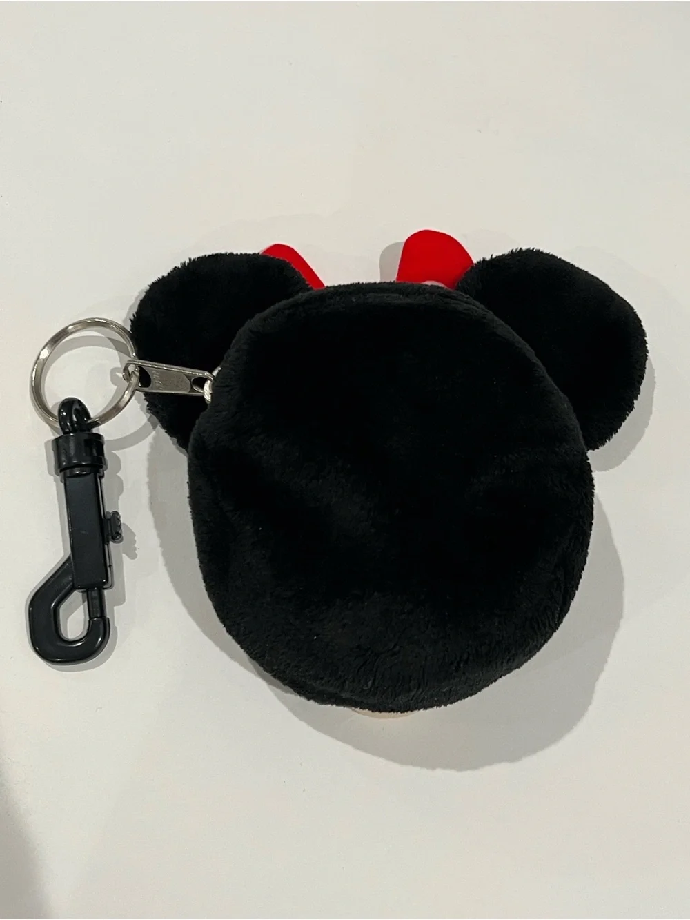 Has a key  Holder And Valet With Zipper In Top